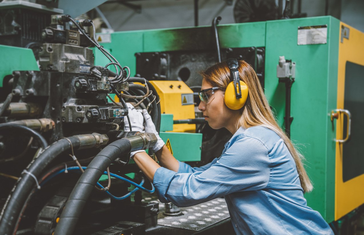 Femme réalisant une opération de maintenance curative